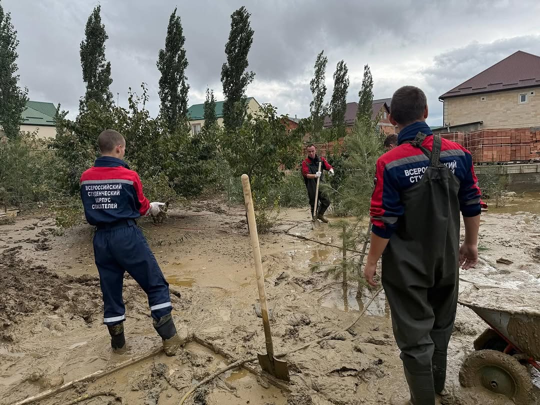 Студенты ЧПОУ "Колледж гражданской обороны и чрезвычайных ситуаций" продолжают оказывать адресную помощь пострадавшим от обильных дождей